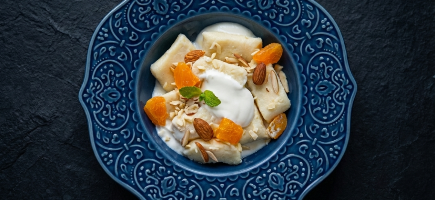 ПП-завтрак: ленивые вареники с курагой, орехами, мятой и сметаной